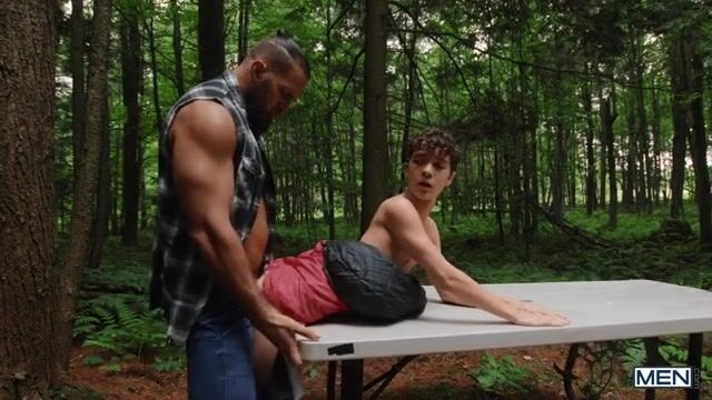 Leñador se folla a culito joven a pelo en el bosque