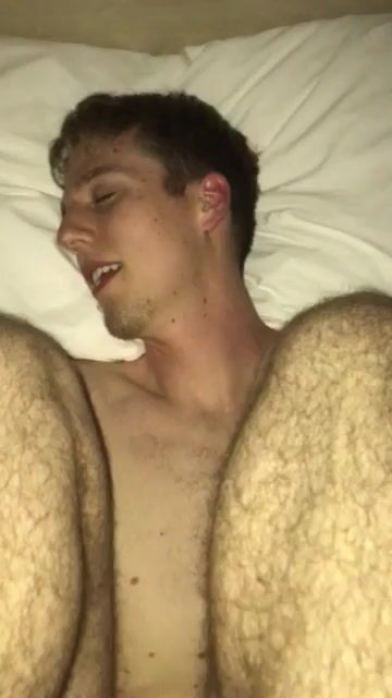 La première bite à cru d’un ado le laisse en extase bareback