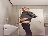 Zarter teen hart in der toilette gefickt