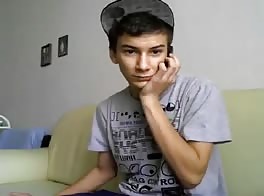Ado se branle avec sa bite dure 2