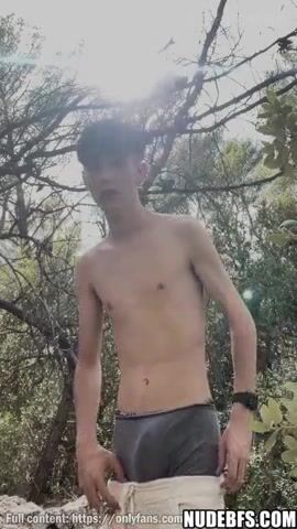 Ado caresse sa bite contre un arbre dans les bois