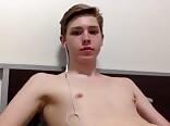 парень-двадцатник дрочит на гей-порно каждый день