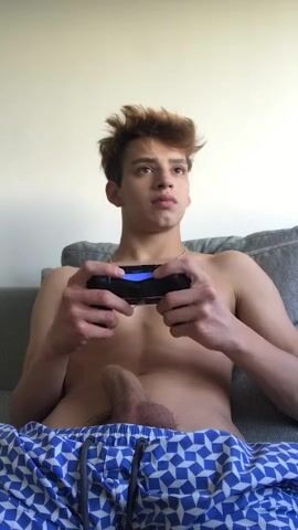 ゲーマー系少年ルーカスが生チンを受ける