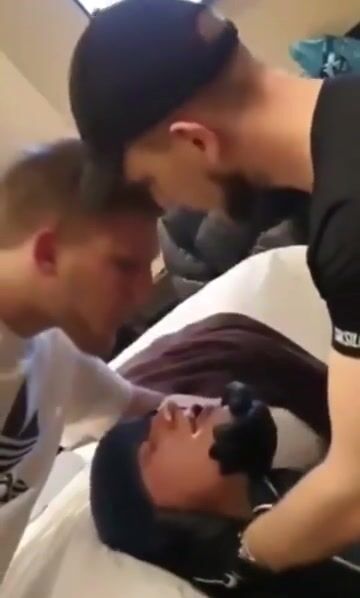 被迫吞口水的白瘦男孩