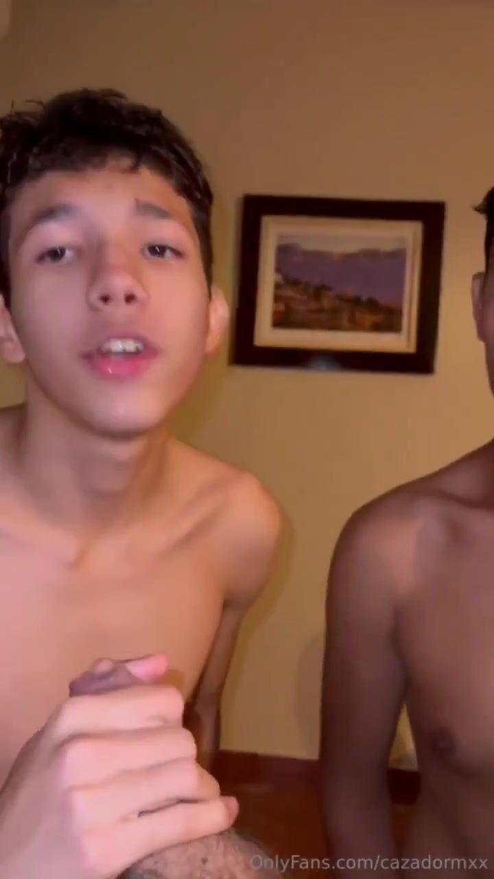 Magro filma sua cavalgada sem camisinha com papai musculoso