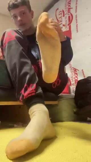 Ado adore des chaussettes puantes sans capote