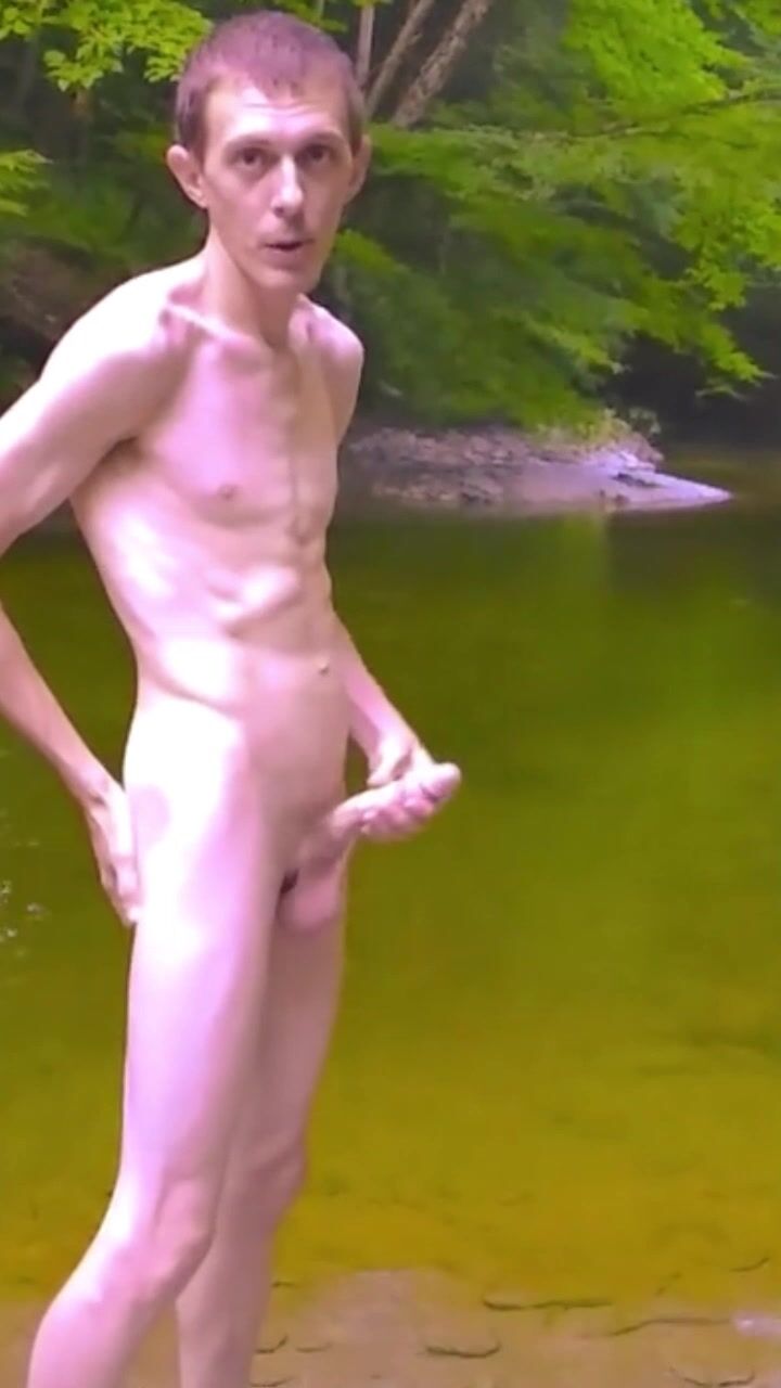 Chico se pajea al aire libre