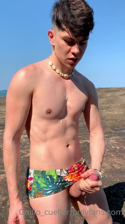 Sexy twink wichst und spritzt im freien