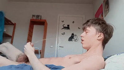 Twink soaks himself in piss