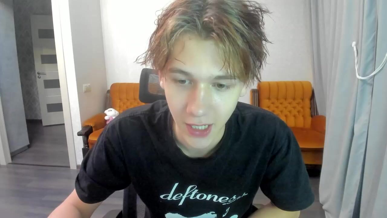 Twink wichst unbeschnittenen schwanz und eier