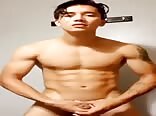 Ado excité se mouille avant la douche