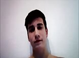 Ado se peint le torse avec du foutre