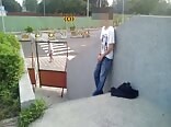 Ado se masturbant sur un escalier public