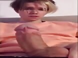 مراهق يصور زبه وهو يستمني