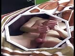 مراهق يقذف حمولة كبيرة أمام المرآة