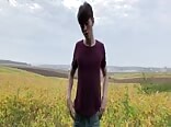 مراهق مثير يمشي ويصبح منتصباً