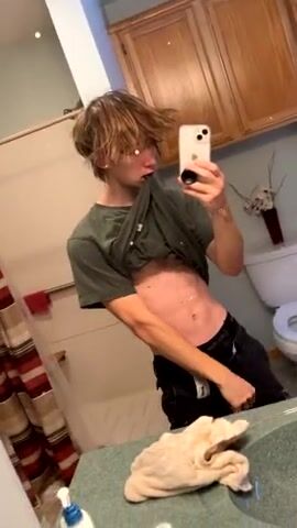 Adolescente se prepara para selfie en la ducha porno chicos