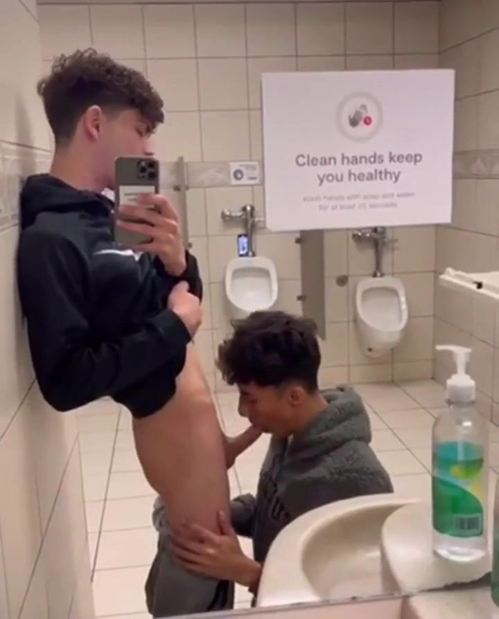 公衆トイレでツウィンクがパパのチンポをディープスロート