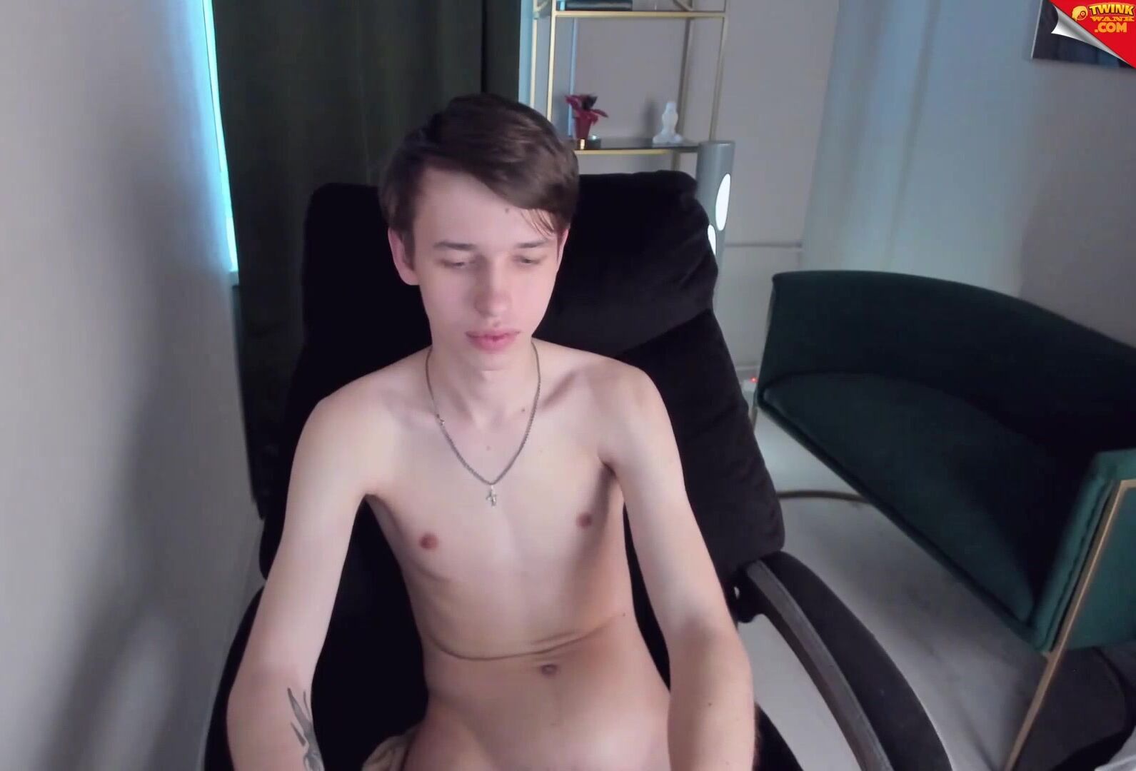 Ado chaud se produit dans un spectacle de camboy en chambre