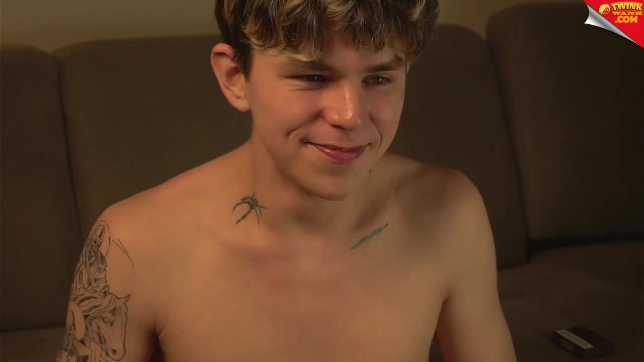 Twink solo cam show in sex room