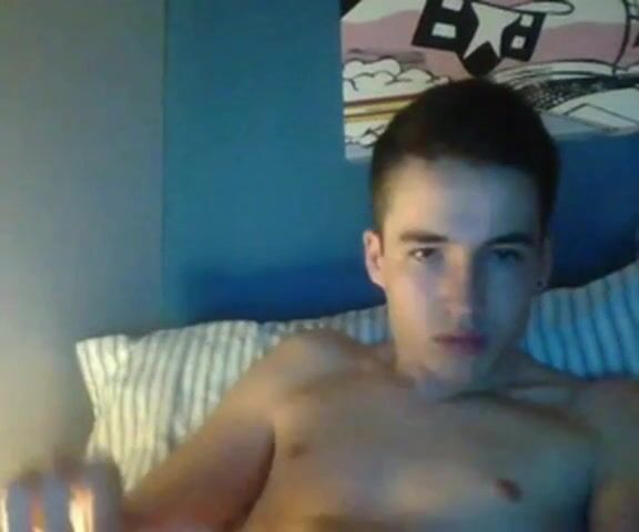 Jeune amateur branle bite en webcam