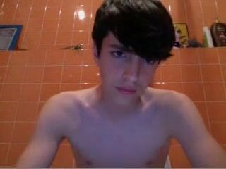Ado se montre pour les mecs devant la cam des toilettes