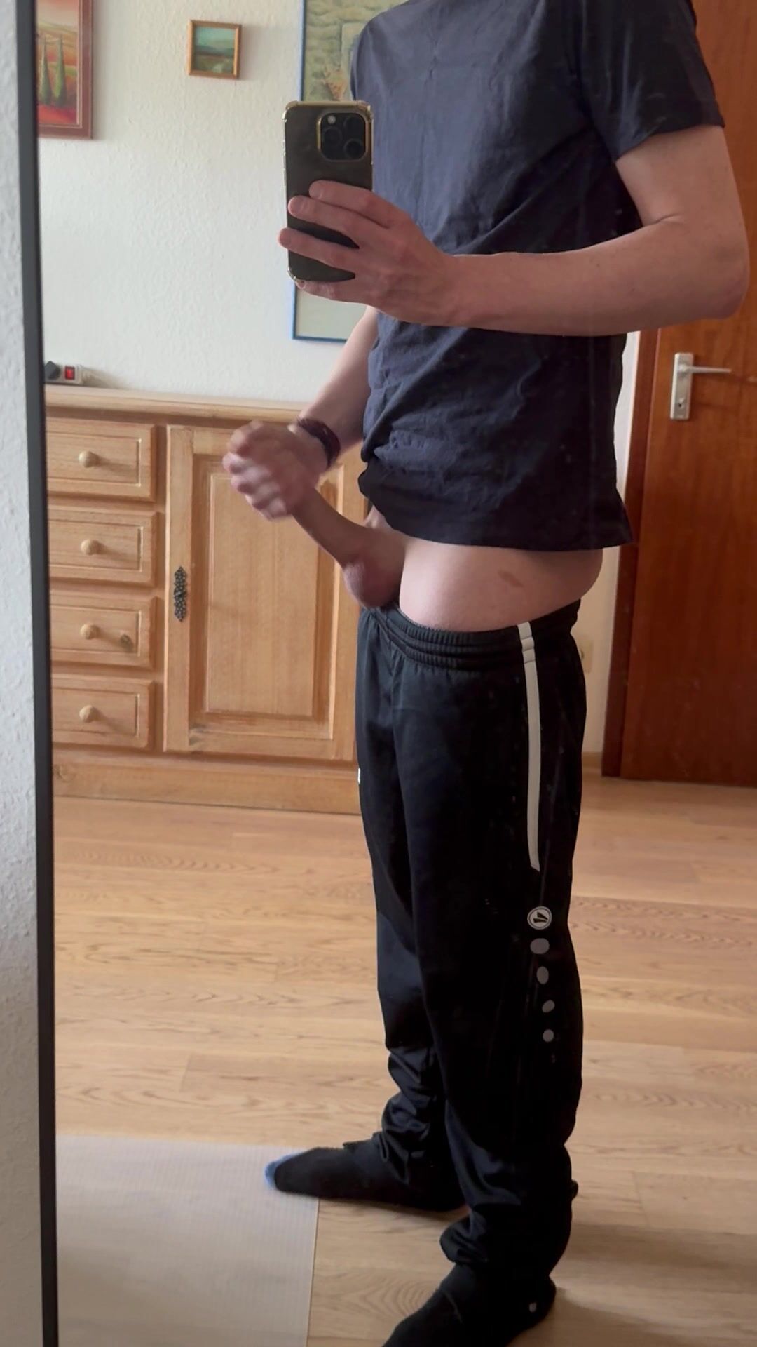 Twink shoots his cum on the floor