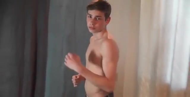 مراهق يعرض جسده 2