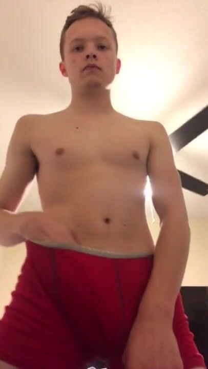 Twink despe-se e masturba o pau duro
