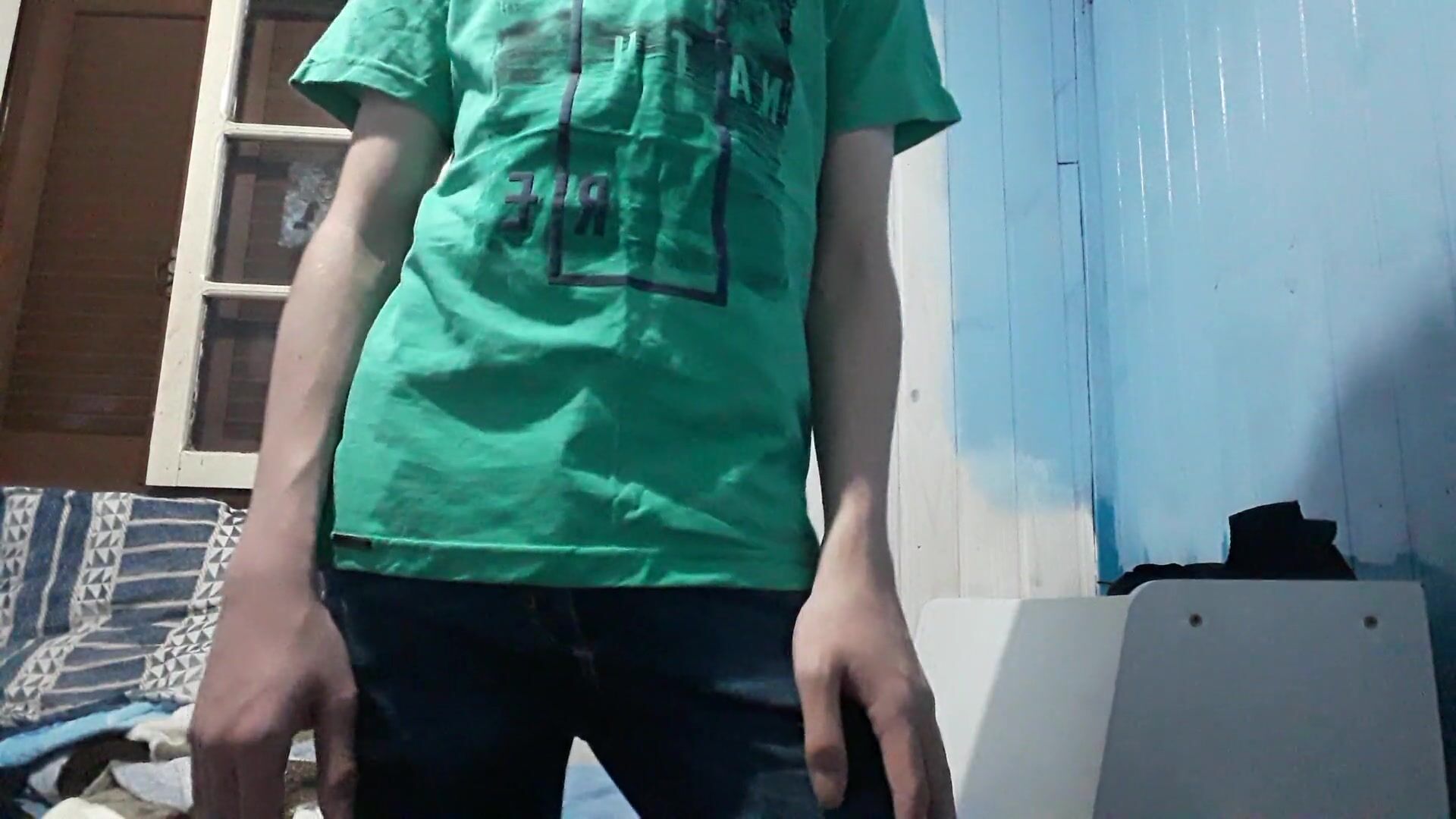 Twink zieht sich aus und wichst seinen schwanz 2