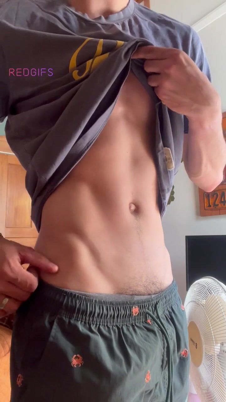Twink zieht sich aus und spielt mit schwanz nach schule