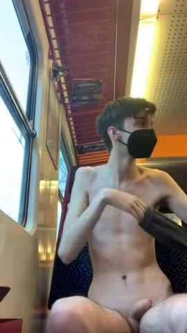 Adolescente se despira no trem