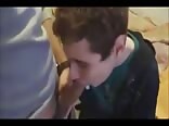 Teenie lutscht die schwänze von zwei freunden