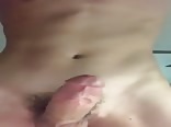 Adolescente twink se pajea con lubricante chirriante - ¡buena polla!