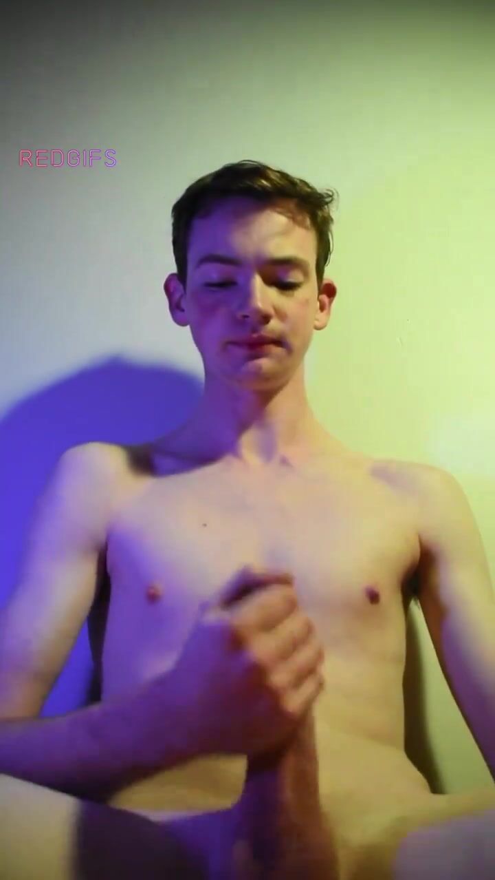 Twink uploads intense cum show play