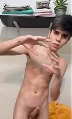 Chico flaco se pajea en webcam