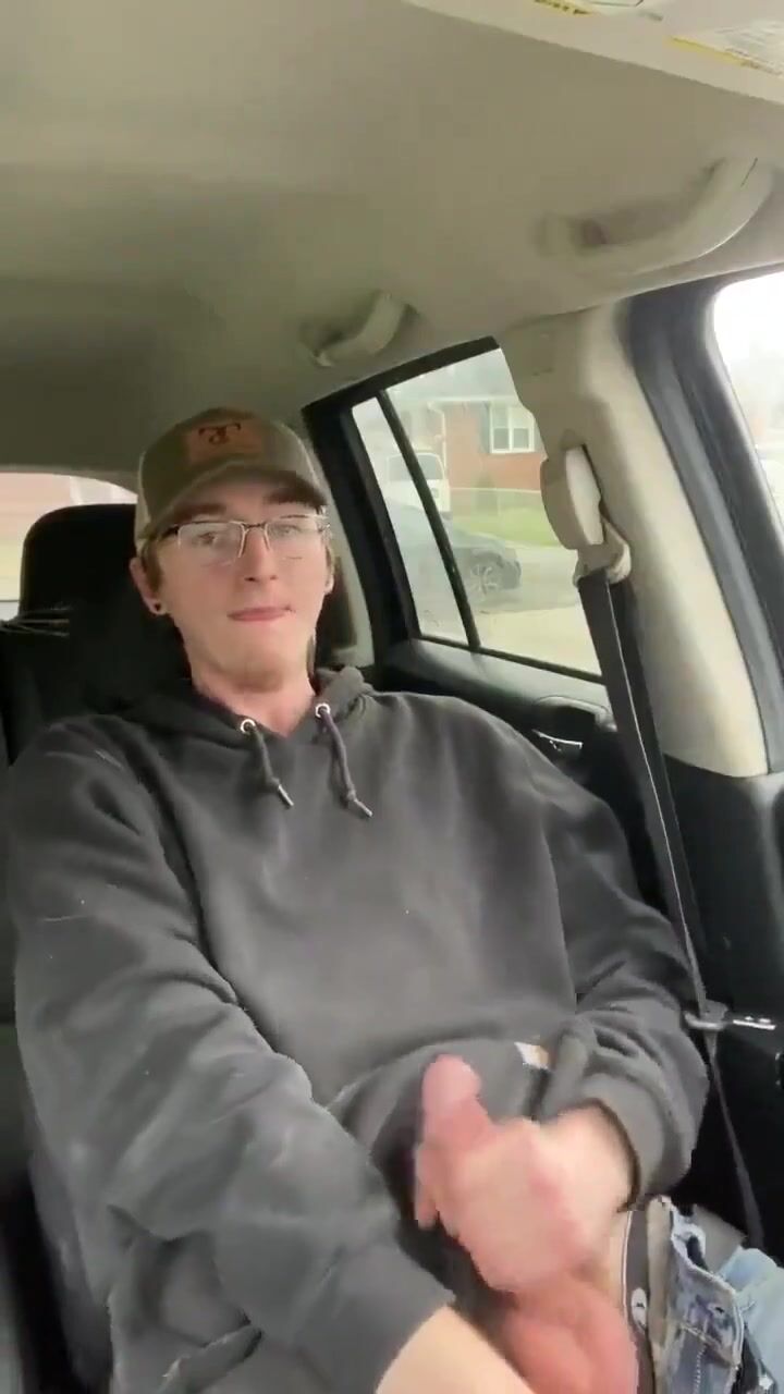 戴眼镜的嫩男在车里用力打飞机并射精