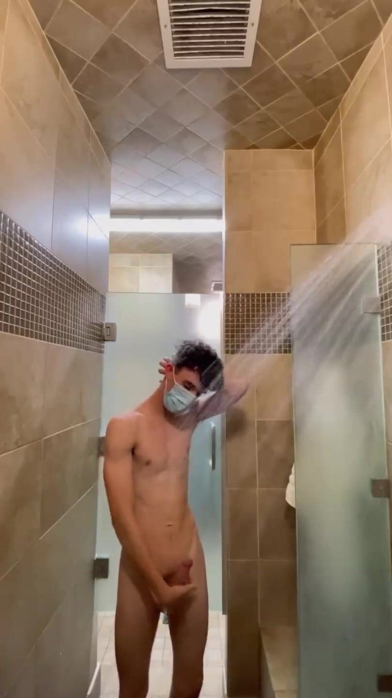 Twink con erección furiosa se cambia y ducha