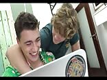 筋肉男がgayboystubeで美少年を誘惑