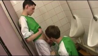Adolescentes en el vestuario: acción porno entre chicos
