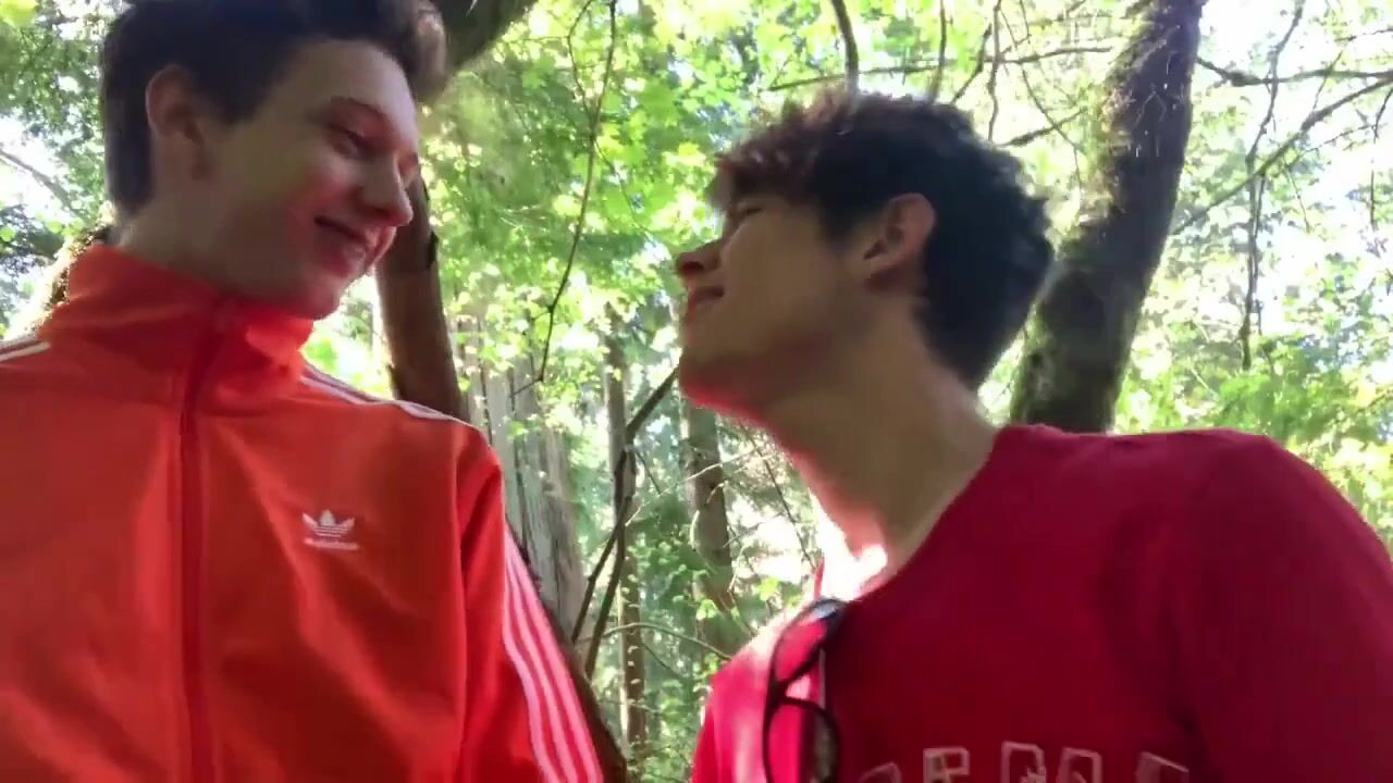 Twinks calientes besándose - porno de chicos sexys