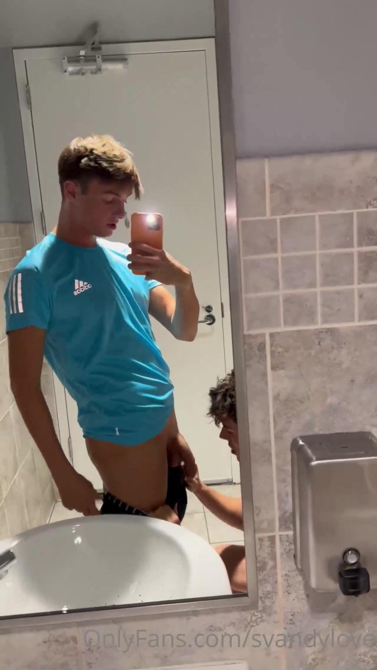 Twinks ficken im fitnessstudio-wc