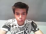 Chico twink se masturba con su increíble polla