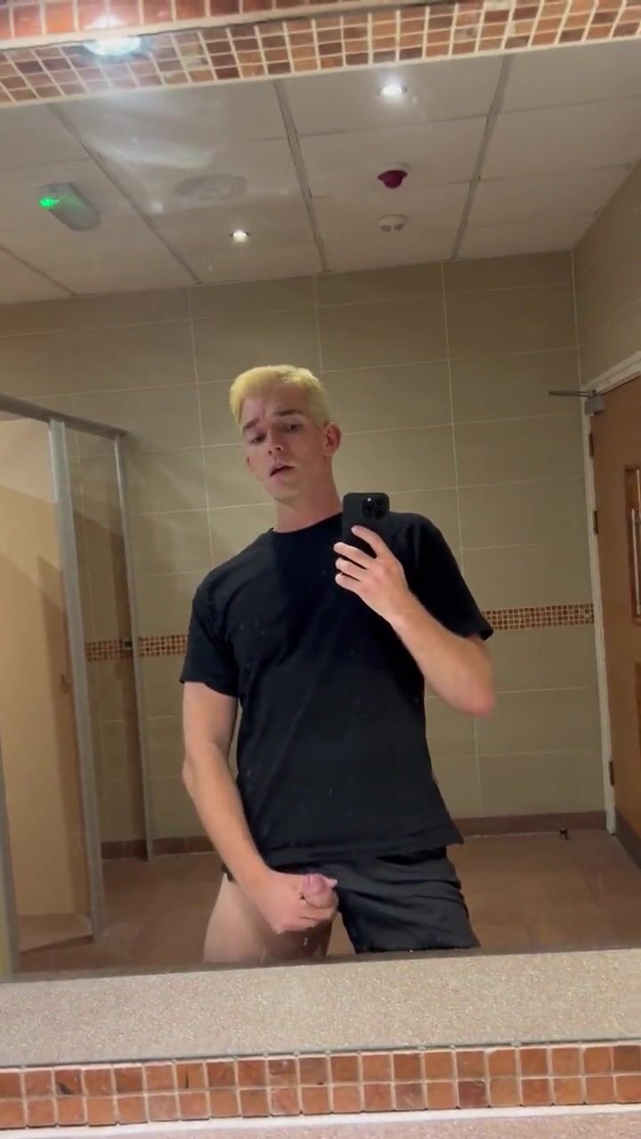 Sportlicher twink lernt die seile von muskel-papi
