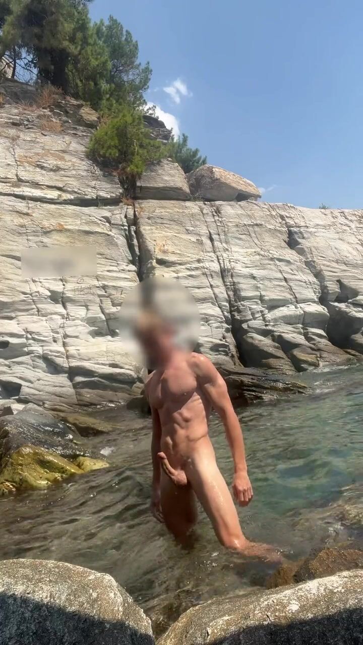 مراهق يقذف بقوة خارج الماء