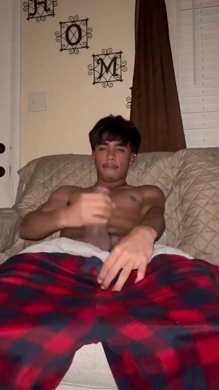 Um twink de calça de pijama xadrez é fodido sem camisinha