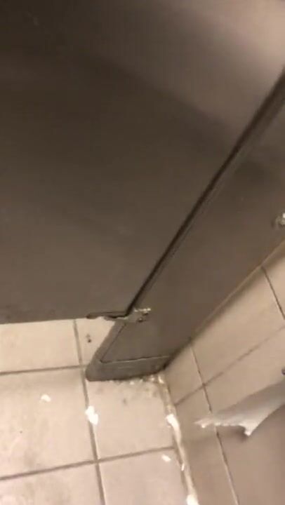 Jungemann wird auf öffentlicher toilette erwischt