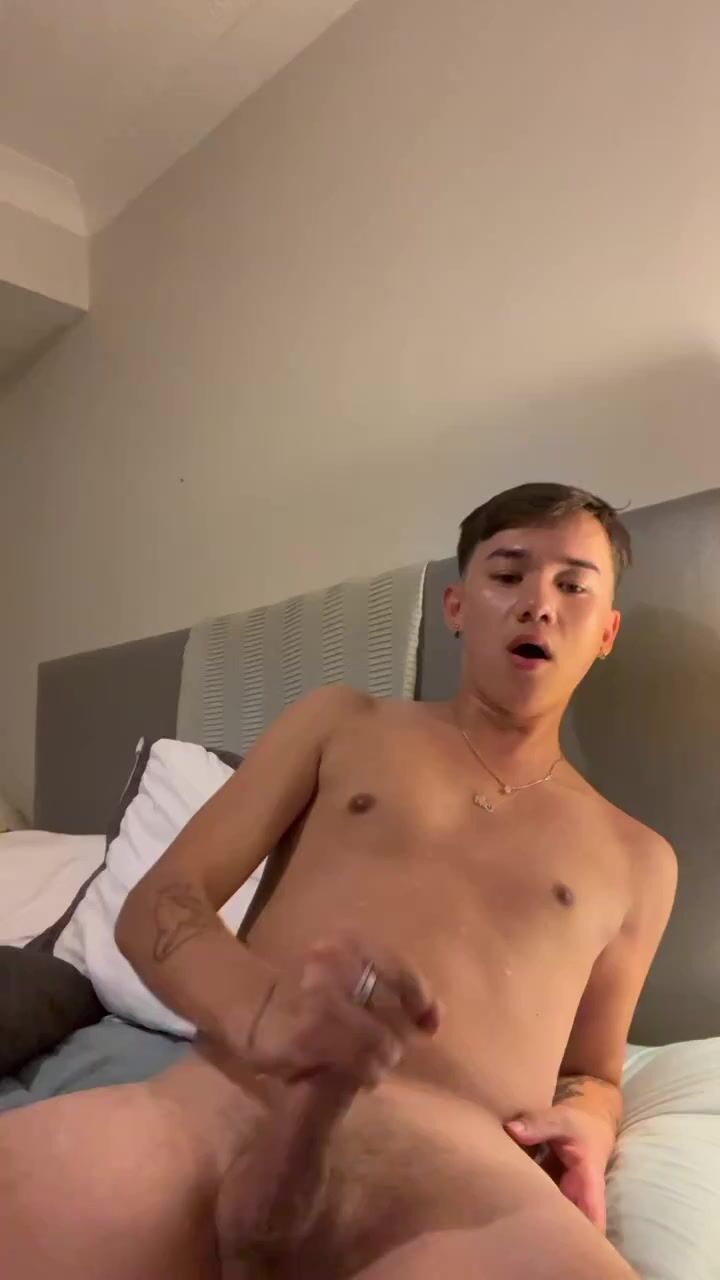 Süßer twink kann es kaum erwarten, wieder abzuspritzen