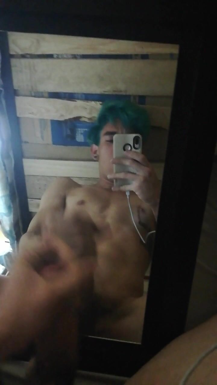 镜子手淫：哦，男孩抽插他的鸡巴