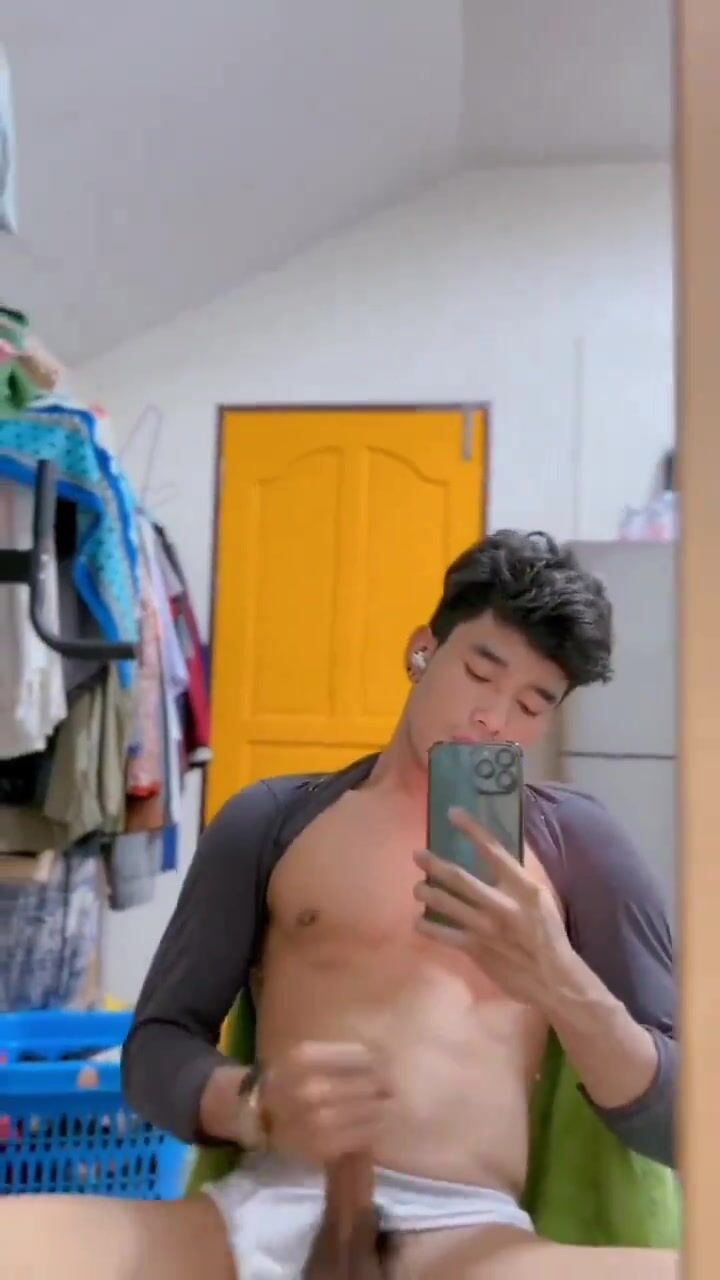 L’ado vénère la bite musclée de papa à cru